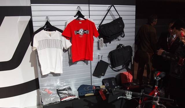 <strong>トヨタ86｜TOYOTA 86</strong>　シューズやサングラス、自転車までさまざまな86グッズも発売される