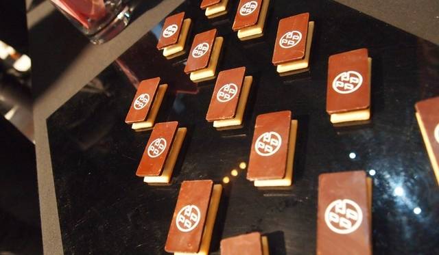 <strong>トヨタ86｜TOYOTA 86</strong>　86のロゴがプリントされた、ミニチョコレートケーキ