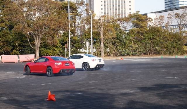 <strong>トヨタ86｜TOYOTA 86</strong>　広大な駐車場をテールスライドさせて駆け回る2台