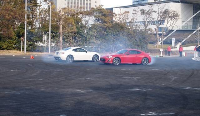 <strong>トヨタ86｜TOYOTA 86</strong>　豪快に白煙をあげてドリフトするさまは、まるでスケートリンクで踊っているかのよう。