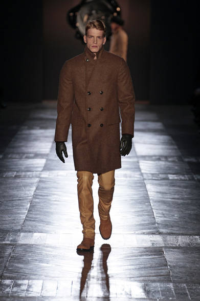 <strong>Viktor & Rolf｜ヴィクター&ロルフ</strong><br />ヴィクター＆ロルフ 2012-13秋冬コレクションは家で寛ぐジェントルマンにインスパイアされたもので、ラグジュアリーなインテリアデザインをヒントにしている。肩を強調したシルエットは、レディスのアトミックボム・コレクションをマスキュリンに表現したものだ。ナパレザーのパンツにはシルクのタキシードジャケットを合わせ、エッジの効いたアイテムとクラシックなイブニングウェアという意外性ある組み合わせを提案している。そのほか、軽いアウターとしても使えそうなニット、ビーバーの毛をあしらったカシミア×ウールのトレンチコートなど、温かみのあるアイテムが揃った。