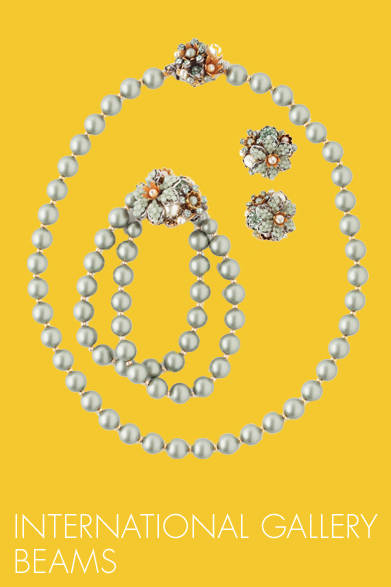 <strong>INTERNATIONAL GALLERY BEAMS｜インターナショナルギャラリー ビームス</strong>　パールや天然石などがあしらわれたヴィンテージ風のアクセサリー。ネックレス　1万7850円、2連ブレスレット　2万5200円、ピアス　2万5200円（MIRIAM HASKELL｜ミリアム ハスケル）