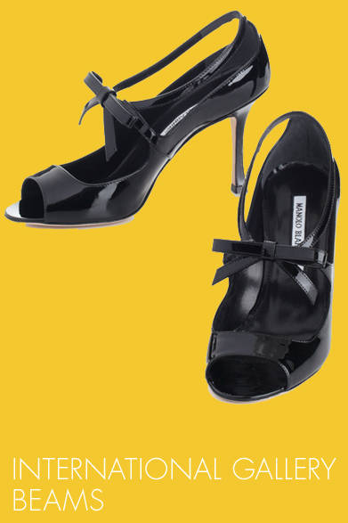 <strong>INTERNATIONAL GALLERY BEAMS｜インターナショナルギャラリー ビームス</strong>　黒のパテント素材にフロントの華奢なリボンモチーフがポイント。オープントゥシューズ　9万6600円（MANOLO BLAHNIK｜マノロ ブラニク）
