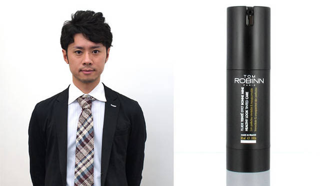 　左／第2回 トム・ロビン アンバサダー 上田健二氏、右／「トム・ロビン」ティンテッドファンデーション。