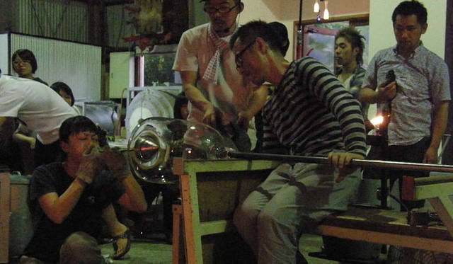 <strong>「fresco」グラスデザインワークショップ</strong>　講師による作品デモンストレーション