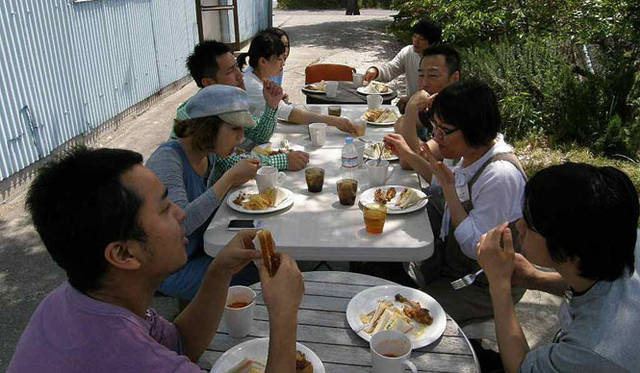 <strong>「fresco」グラスデザインワークショップ</strong>　食事風景