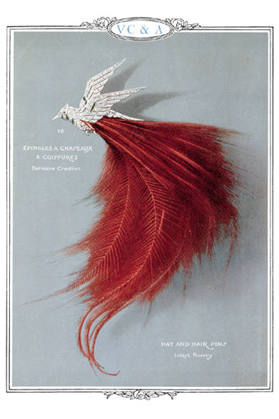 <strong>Van Cleef & Arpels｜ヴァン クリーフ＆アーペル</strong>　ヘリテージコレクションより。© Van Cleef & Arpels<br /><br />ヴァン クリーフ＆アーペル ル デスク<br />Tel. 0570-00-8202