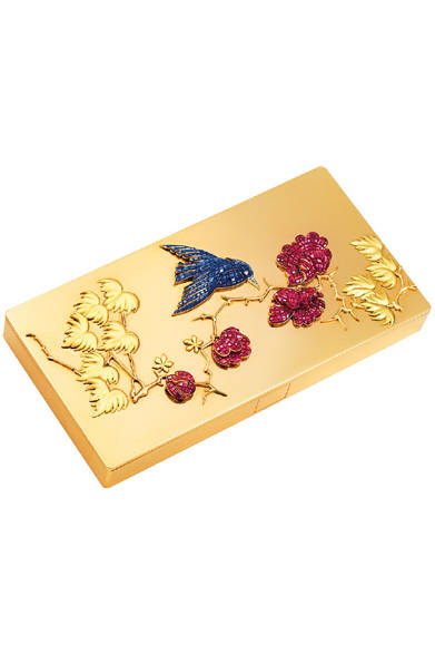 <strong>Van Cleef & Arpels｜ヴァン クリーフ＆アーペル</strong>　ヘリテージコレクションより。ハチドリのミノディエール （ナザリー元エジプト王妃殿下コレクション） ヴァン クリーフ＆アーペルコレクション、1938年　© Van Cleef & Arpels<br /><br />ヴァン クリーフ＆アーペル ル デスク<br />Tel. 0570-00-8202