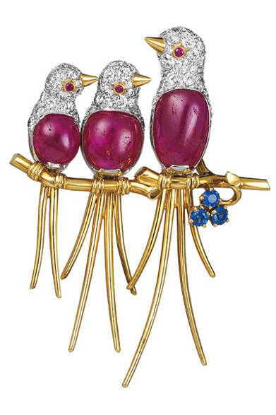 <strong>Van Cleef & Arpels｜ヴァン クリーフ＆アーペル</strong>　ヘリテージコレクションより。ボタンインコのクリップ （サラヤ元イラン皇太子妃殿下コレクション） ヴァン クリーフ＆アーペルコレクション、1954年　© Van Cleef & Arpels<br /><br />ヴァン クリーフ＆アーペル ル デスク<br />Tel. 0570-00-8202