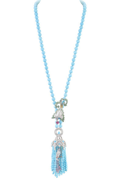 <strong>Van Cleef & Arpels｜ヴァン クリーフ＆アーペル</strong>　「Couleurs de Paradis」 ハイジュエリーのセット、Oiseaux Amoureux（オワゾー アムルー）より、ソートワール。© Van Cleef & Arpels<br /><br />ヴァン クリーフ＆アーペル ル デスク<br />Tel. 0570-00-8202