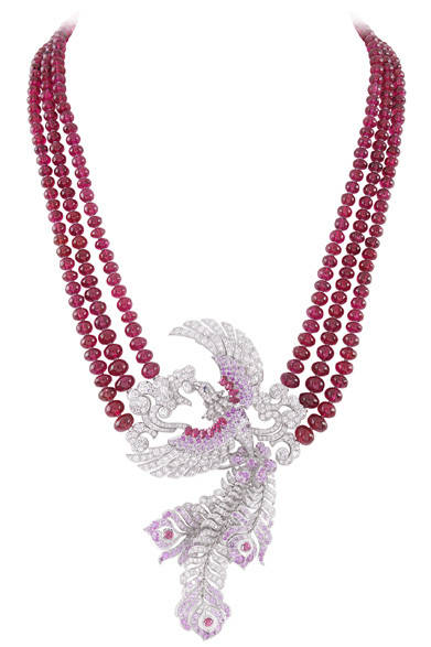 <strong>Van Cleef & Arpels｜ヴァン クリーフ＆アーペル</strong>　「Couleurs de Paradis」　ハイジュエリーのセット、Oiseau Flamboyant（オワゾー フランボヤン）。鮮烈なスピネルのレッドとピンクサファイアとの、繊細なグラデーションが美しい。© Van Cleef & Arpels<br /><br />ヴァン クリーフ＆アーペル ル デスク<br />Tel. 0570-00-8202