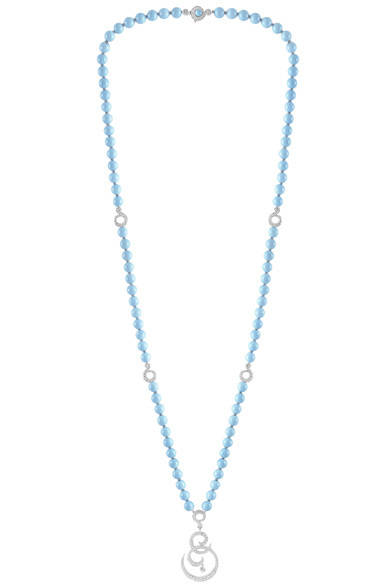 <strong>Van Cleef & Arpels｜ヴァン クリーフ＆アーペル</strong>　「Couleurs de Paradis」　先端のモチーフが魅惑的に揺れるデザイン。ニ ド パラディ ネックレス　　© Van Cleef & Arpels<br /><br />ヴァン クリーフ＆アーペル ル デスク<br />Tel. 0570-00-8202