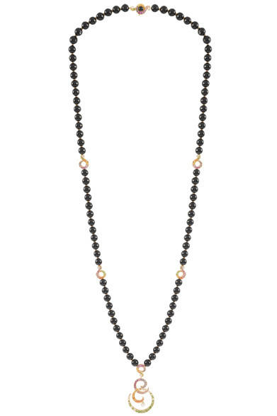 <strong>Van Cleef & Arpels｜ヴァン クリーフ＆アーペル</strong>　「Couleurs de Paradis」　ニ ド パラディ ネックレス　　© Van Cleef & Arpels<br /><br />ヴァン クリーフ＆アーペル ル デスク<br />Tel. 0570-00-8202