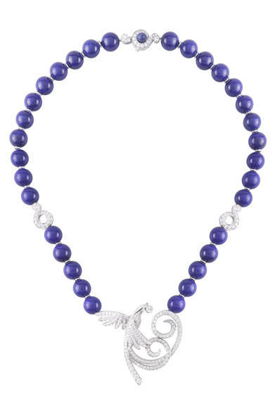 <strong>Van Cleef & Arpels｜ヴァン クリーフ＆アーペル</strong>　「Couleurs de Paradis」　ラピスラズリのネックレスに、ダイヤモンドをあしらったホワイトゴールドが輝く。　© Van Cleef & Arpels<br /><br />ヴァン クリーフ＆アーペル ル デスク<br />Tel. 0570-00-8202