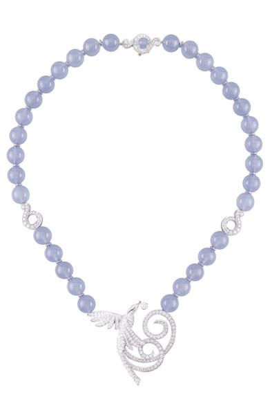 <strong>Van Cleef & Arpels｜ヴァン クリーフ＆アーペル</strong>　「Couleurs de Paradis」　丸く研磨することがとくに難しいカルセドニービーズを使って。　　© Van Cleef & Arpels<br /><br />ヴァン クリーフ＆アーペル ル デスク<br />Tel. 0570-00-8202