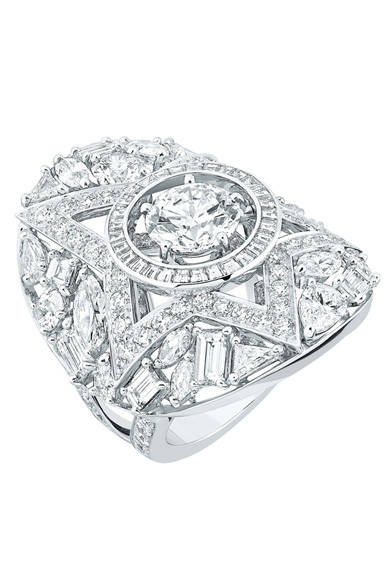 <strong>CHANEL｜シャネル</strong>　“1932” 「Etoile Filante（エトワール フィラント）」リング　2520万円（参考価格）<br /><br />シャネル ファイン ジュエリー<br />Tel. 03-5159-5670