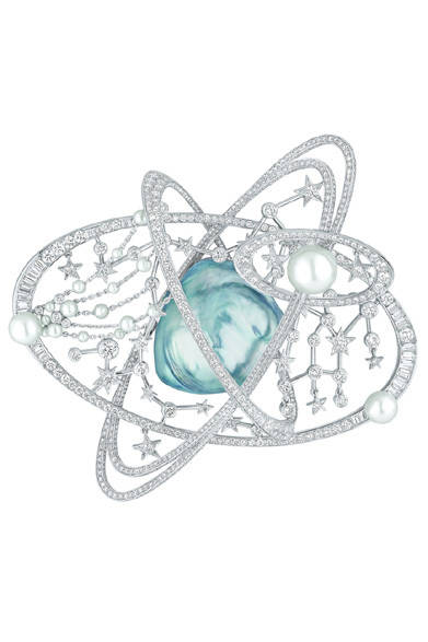 <strong>CHANEL｜シャネル</strong>　“1932” 「Celesté（セレスト）」ブローチ　3360万円（参考価格）<br /><br />シャネル ファイン ジュエリー<br />Tel. 03-5159-5670