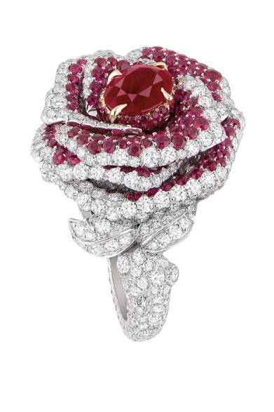 <strong>Dior fine jewelry｜ディオール ファイン ジュエリー</strong>　「La Rose Dior Bagatelle（ローズ ディオール バガテル）」 リング [WG×YG×ダイヤモンド×ルビー] 日本未入荷につき価格未定<br /><br />クリスチャン ディオール<br />Tel. 03-3263-2266