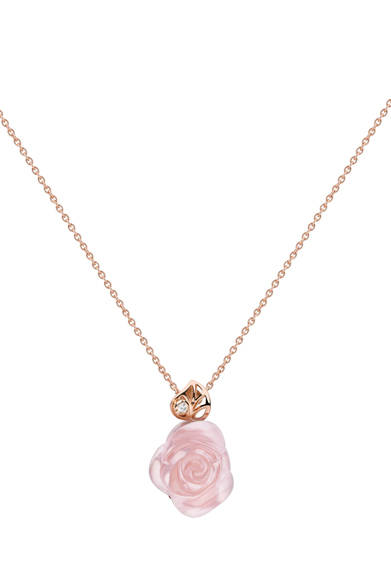 <strong>Dior fine jewelry｜ディオール ファイン ジュエリー</strong>　「La Rose Dior Pré Catelan（ローズ ディオール プレ カトラン）」 ペンダント [ＰＧ×ダイヤモンド×ピンククォーツ]　51万4500円　＊2012年3月発売予定<br /><br />クリスチャン ディオール<br />Tel. 03-3263-2266