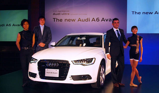 <strong>Audi A6 Avant｜アウディ A6 アバント</strong>左からダンサー三木雄馬氏、アウディ ジャパン営業プロモーション部長 マティアス・シェーバース氏、アウディ ジャパン マーケティングコミュニケーション部長 ドナート ロマニエッロ氏、ダンサー 橘るみさん