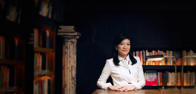 <strong>GIORGIO ARMANI｜ジョルジオ アルマーニ</strong>　エッセイスト／服飾史家／明治大学特任教授、中野香織さん。「20世紀のファッションにおいて、最も大きな影響力を及ぼしたデザイナーを一人挙げよ、と言われたら。女性ファッション史、メンズファッション史、そしてファッションビジネスという観点から総合的に考えて、私ならばジョルジオ・アルマーニです」　ジャケット 17万8500円（ジョルジオ アルマーニ／ジョルジオ アルマーニ ジャパン）