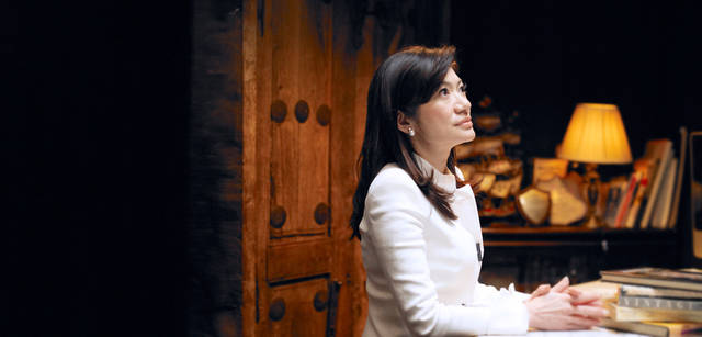 <strong>GIORGIO ARMANI｜ジョルジオ アルマーニ</strong>　中野香織さん。「ジョルジオ アルマーニは、じつに幅広い分野をカバーしているトータル・ライフスタイル・ブランドなのですが、そのすべてに妥協を許さぬテイストが貫かれている。小さなキューブ型のチョコレートひとつでさえ、最高級の洗練を提供したいというアルマーニの美意識の結晶になっている」　ジャケット 17万8500円（ジョルジオ アルマーニ／ジョルジオ アルマーニ ジャパン）