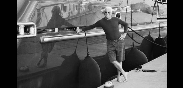 <strong>GIORGIO ARMANI｜ジョルジオ アルマーニ</strong>　ジョルジオ・アルマーニのプライベート写真。「何よりも仕事が好きだ。仕事の喜びを味わうためなら、多くの犠牲を払うこともいとわない。自由な時間なんてなくてもかまわない。僕の仕事はすべてを飲み込む暴君のような存在。愛情すら制限される。それで孤独という代償を払うことになるが、それなりに覚悟もできてるよ」