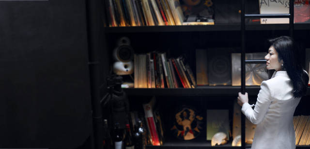 <strong>GIORGIO ARMANI｜ジョルジオ アルマーニ</strong>　中野香織さん。「アルマーニの世界に共通する美意識とは、飾り立てていくのではなく、むしろ引き算をしていくことで、ひとやモノの本質的な部分を引き出して輝かせて見せること」　ジャケット 17万8500円（ジョルジオ アルマーニ／ジョルジオ アルマーニ ジャパン）