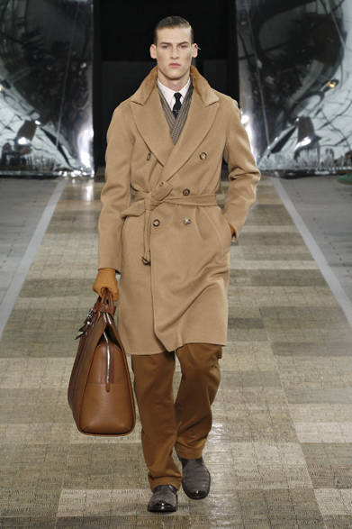 <strong>LOUIS VUITTON｜ルイ・ヴィトン</strong><br />「PARIS」や「TOKYO」のバックルのベルトからもわかるように、今回のコレクションはパリと東京の街からインスピレーションを受けたという。歴史的にもファッションが互いに影響し合い発展してきたパリと東京。ルイ・ヴィトンも当初から一部にジャポニズムを取り入れているが、作務衣のようなセットアップなど、今回はその傾向が顕著に表れている。