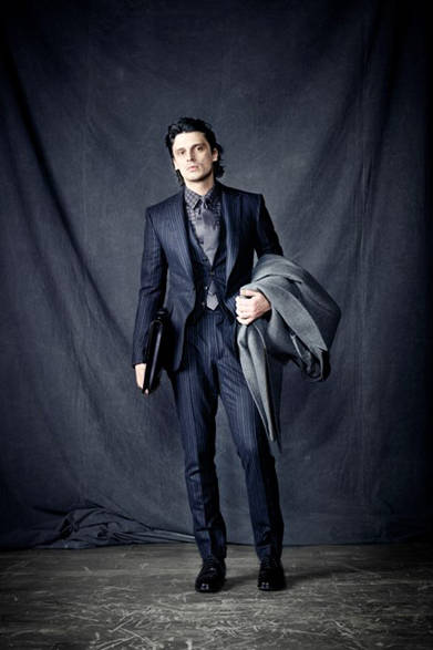 <strong>Berluti│ベルルッティ</strong><br />べルルッティのウェアコレクションがついにデビューした。手縫いのステッチや縫い目全体に施された袋縫いや伏せ縫い、ベルルッティの伝統であるレザーのラベル、レザーのボタンホール、手作業の焼きホーンボタンなど、老舗のシューズブランドらしい細部へのこだわりが光る。ミリ単位の精度とディティールへの絶え間ない注意が求められる靴作り。そんなビスポークシューズの製作に用いられる特殊な技法を、フルに生かしたコレクションといえるだろう。デザインは、アレッサンドロ・サルトリが担当。