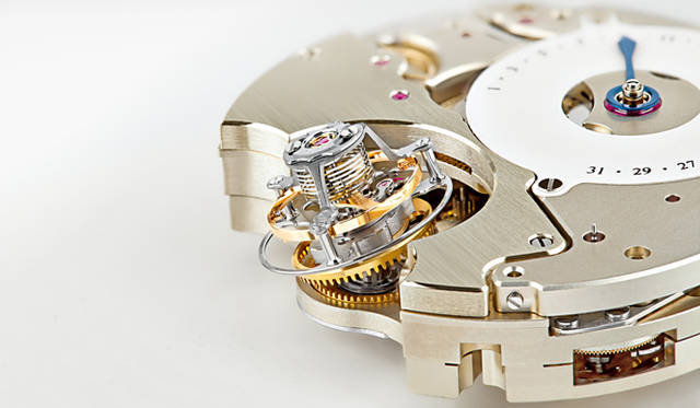 <strong>JAEGER-LECOULTRE｜ジャガー・ルクルト</strong>　「デュオメトル・スフェロトゥールビヨン」 の、20度に傾けられたケージの軸。