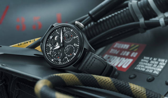 <strong>IWC｜アイ・ダブリュー・シー</strong>  「ビッグ・パイロット・ウォッチ・パーペチュアル・カレンダー“トップガン”」 349万6500円（予価）、5月発売予定。