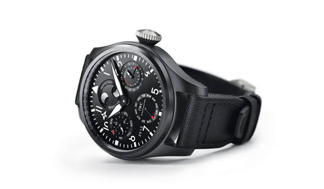 <strong>IWC｜アイ・ダブリュー・シー</strong>  「ビッグ・パイロット・ウォッチ・パーペチュアル・カレンダー“トップガン”」 349万6500円（予価）、5月発売予定。