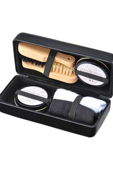 <strong>Salt&Pepper｜ソルト・アンド・ペッパー</strong>　大阪ヨドバシ梅田店と、ららぽーとTOKYO-BAY店では、オープン記念として1万円（税抜）以上購入の先着100名さまに“Salt&Pepper”オリジナルシューケアセットがプレゼントされる。