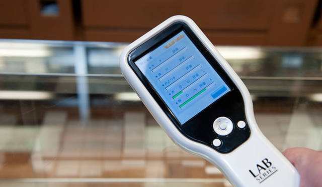 <strong>ARAMIS LAB SERIES│アラミス ラボ シリーズ</strong>　鈴木文彦の肌診断は、水分27で判定はC、弾力75で判定はA。