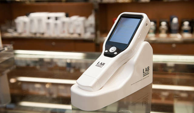 <strong>ARAMIS LAB SERIES│アラミス ラボ シリーズ</strong>　肌診断は、機器を肌に当てるだけでとても簡単。