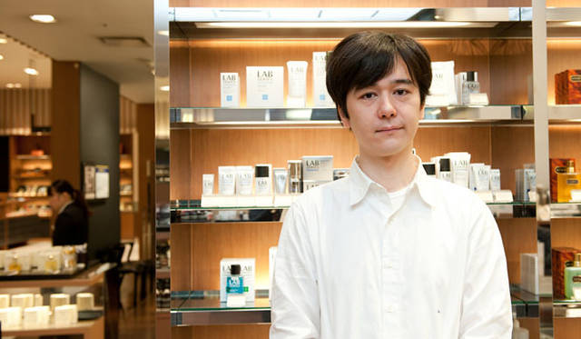 <strong>ARAMIS LAB SERIES│アラミス ラボ シリーズ</strong>　OPENERS編集部にてCAR/FASHIONカテゴリー担当する鈴木。父は『GQ』編集長の鈴木正文氏。