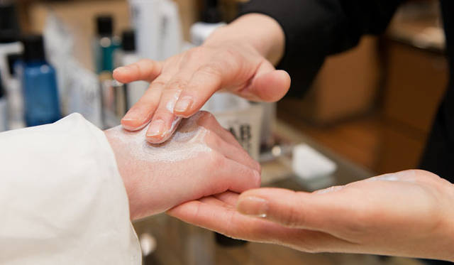 <strong>ARAMIS LAB SERIES│アラミス ラボ シリーズ</strong>　手の甲にとってクルクル伸ばし洗ってみる。