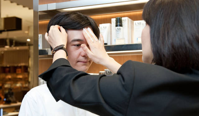 <strong>ARAMIS LAB SERIES│アラミス ラボ シリーズ</strong>　コットンの粗い面でふき取って角質ケア。