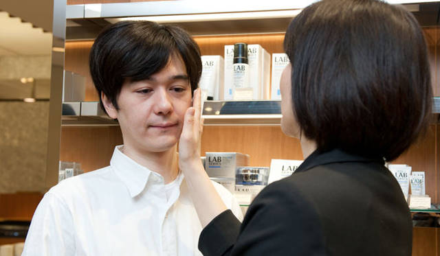 <strong>ARAMIS LAB SERIES│アラミス ラボ シリーズ</strong>　コットンの細かい面でパッティングしていくことで水分補給。