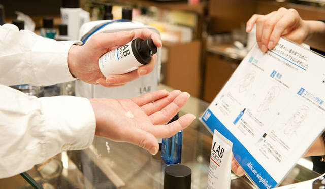 <strong>ARAMIS LAB SERIES│アラミス ラボ シリーズ</strong>　“STEP3＝エイジングケア” ワンプッシュを習慣にしよう。