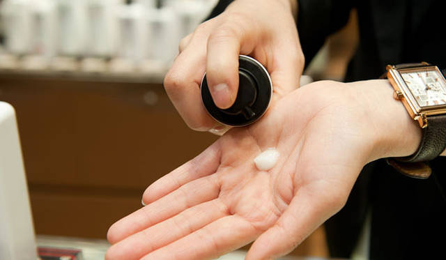 <strong>ARAMIS LAB SERIES│アラミス ラボ シリーズ</strong>　ワンプッシュでこれぐらいが目安量。