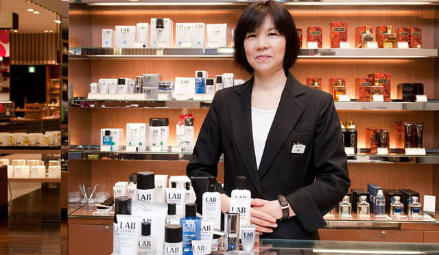 <strong>ARAMIS LAB SERIES│アラミス ラボ シリーズ</strong>　『伊勢丹新宿店メンズ館』1階「メンズフレグランス」アラミス ラボ シリーズのアラミス アドバイザー橘智佳子さん。