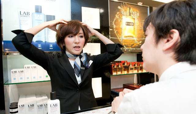 <strong>ARAMIS LAB SERIES│アラミス ラボ シリーズ</strong>　『阪急百貨店 大阪・うめだ本店メンズ館』地下1階メンズビューティーコーナー アラミス ラボ シリーズにて、福井尚子さんからシャンプーのレクチャーを受ける。