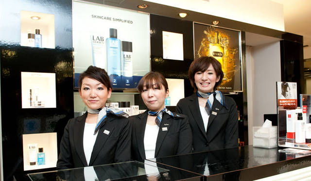 <strong>ARAMIS LAB SERIES│アラミス ラボ シリーズ</strong>　『阪急百貨店 大阪・うめだ本店メンズ館』アラミス ラボ シリーズのスタッフ、春日利恵さん、倉本愛子さん、福井尚子さん。