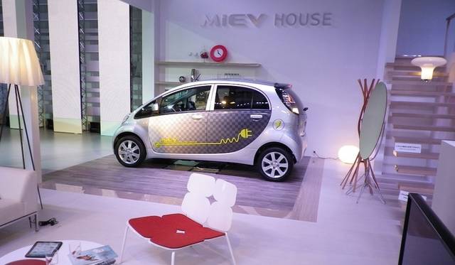 <strong>電気自 動車のある暮らしを提案する『MiEV（ミーブ） ハウス』</strong>（写真は東京モーターショー2011の展示）