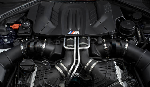 <strong>BMW M6</strong>　M5にも搭載される4.4リッターV8ツインターボは、412kW/6,000-7,000rpm、680Nm/1,500rpm-を誇る。これは、前モデル比で出力が10%、トルクでは30%もアップしている。