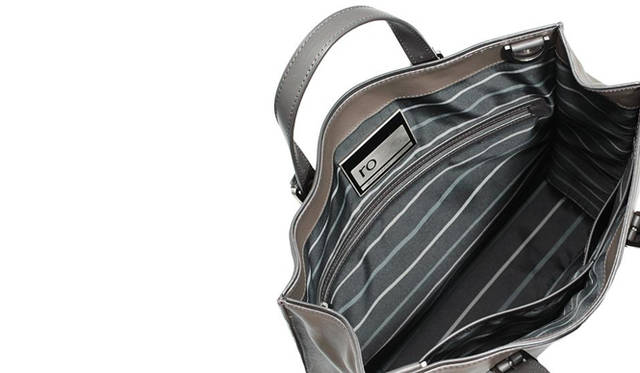 <strong>ro｜ロー</strong>　スーツをモダナイズする、roの効力　New York Tote（H 390×W 365×D 105 mm）　5万400円