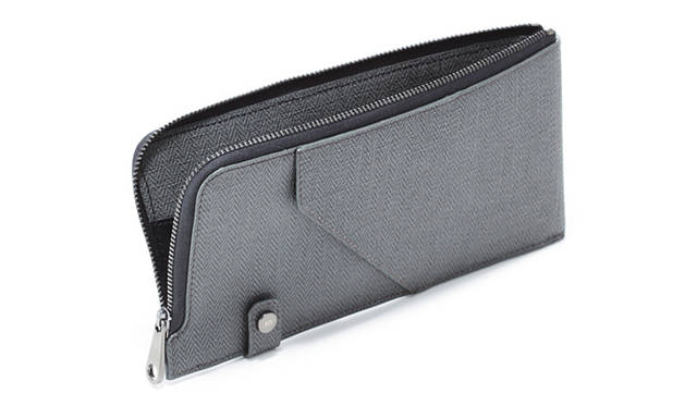 <strong>ro｜ロー</strong>　スーツをモダナイズする、roの効力　Coated Canvas Melbourne Travel Wallet（H 105×W 225 mm）　1万4700円