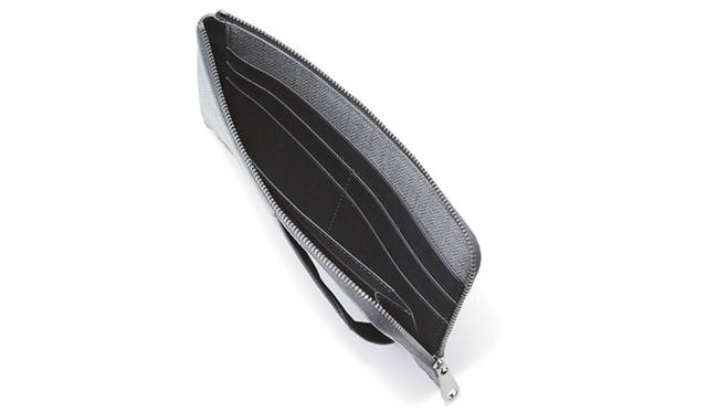 <strong>ro｜ロー</strong>　スーツをモダナイズする、roの効力　Coated Canvas Melbourne Travel Wallet（H 105×W 225 mm）　1万4700円